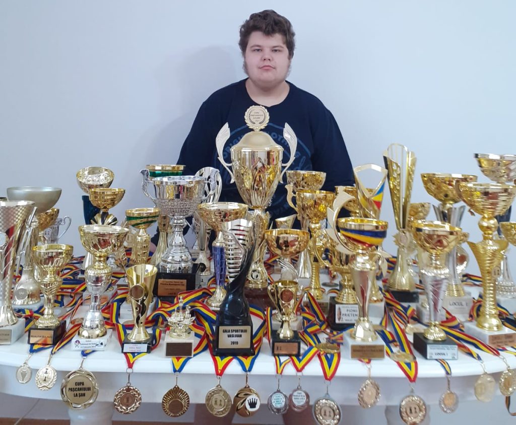 Cupele și medaliile obținute de tânărul șahist Ștefan Emilian Prisăcaru, până în decembrie 2021, la competiții de Juniori și de Seniori