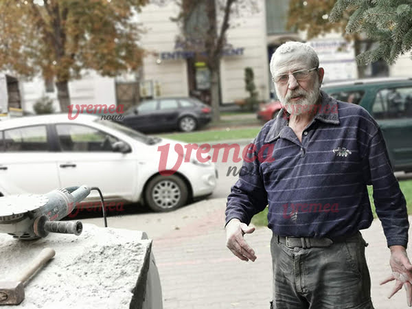 Vlad Ciobanu, surprins în timp ce lucra la soclul pe care a fost așezat bustul marelui cărturar Dimitrie Cantemir