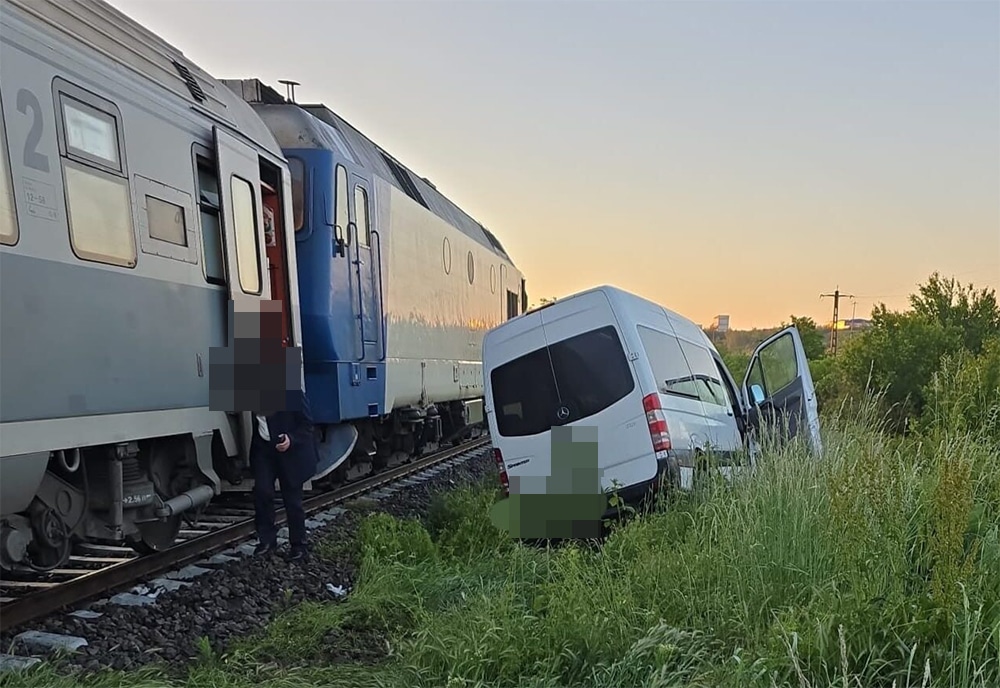 Accident feroviar la Rafaila: trenul a lovit o autoutilitară, miraculos, ocupanții au scăpat cu bine!