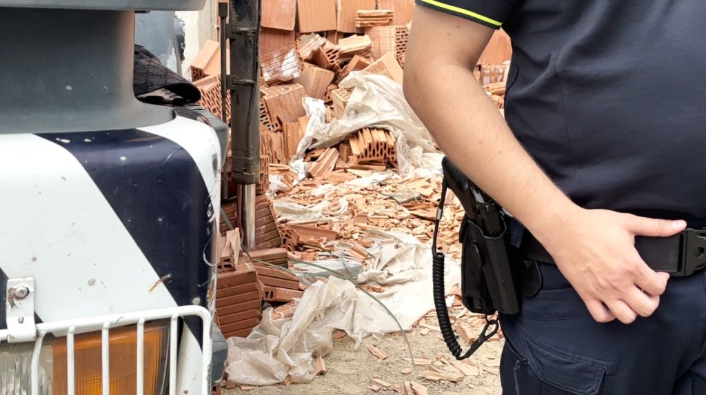 Cărămizile din paletul căzut peste victimă