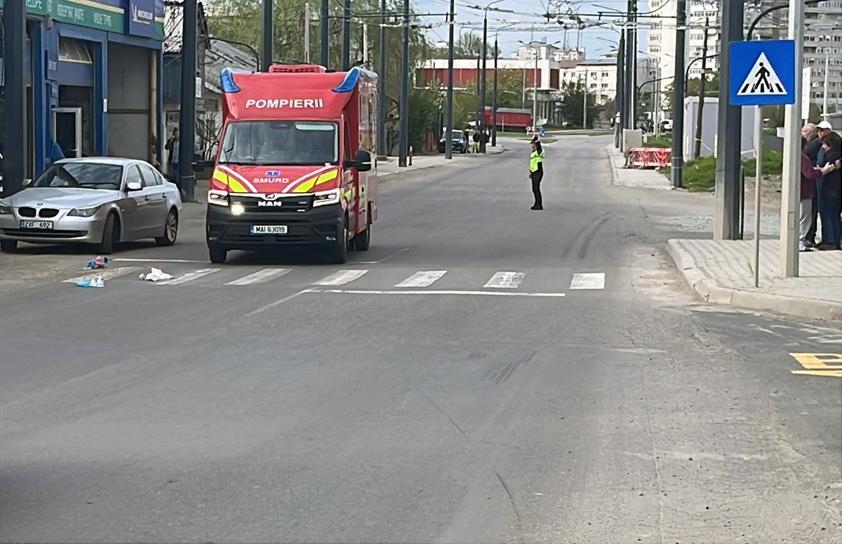 Un bătrân de 75 de ani se zbate între viață și moarte după ce a fost lovit pe trecerea de pietoni de la spălătoria Tuto din Vaslui. Șoferița care a produs accidentul este secretara comunei Muntenii de Jos